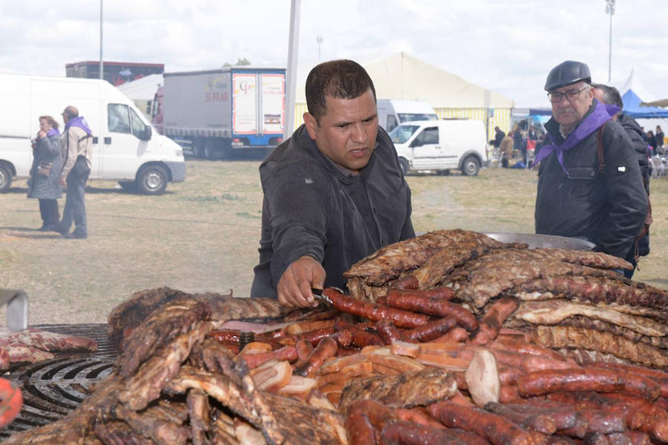 Los más de 13.000 asistentes a la campa de Villalar que celebraron el Día de Castilla y León disfrutaron de viandas y actuaciones de música