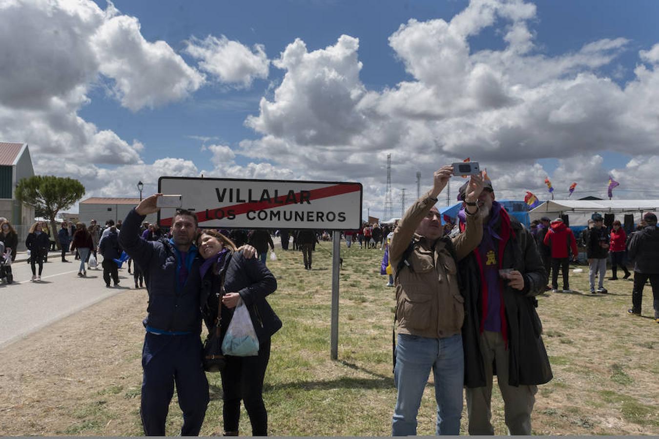 Los más de 13.000 asistentes a la campa de Villalar que celebraron el Día de Castilla y León disfrutaron de viandas y actuaciones de música