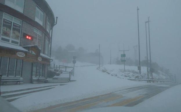 La nieve se acumula en el puerto de Navacerrada en las primeras horas de este miércoles. 