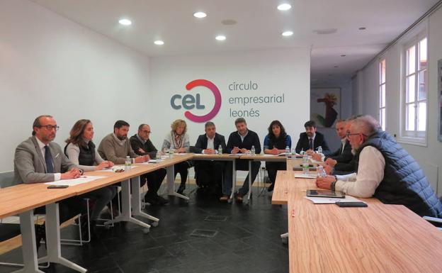 Encuentro mantenido en el CEL con Justo Fernández. 