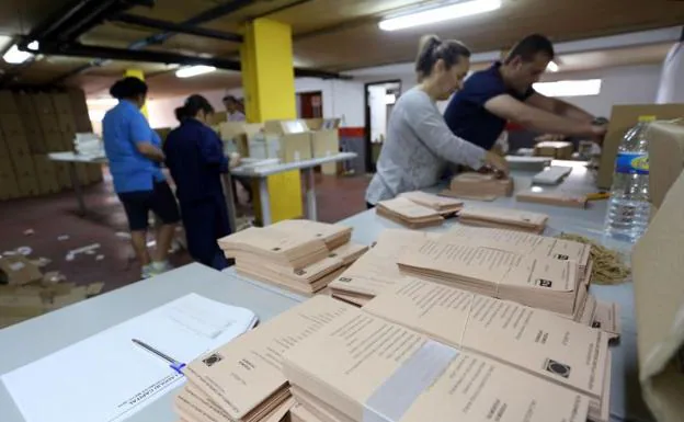Preparativos de papeletas electorales en las autonómicas de 2015.
