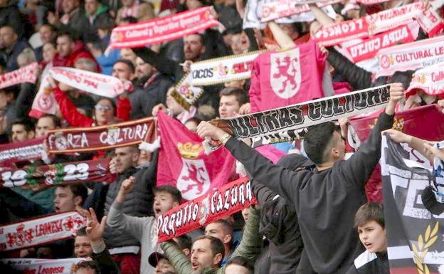 Aficionados de la Cultural y Deportiva Leonesa, durante un partido.