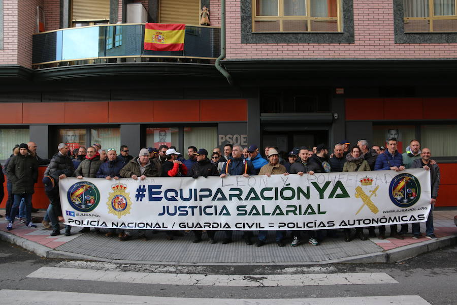 Fotos: Protesta de Jusapol a las puertas del PSOE