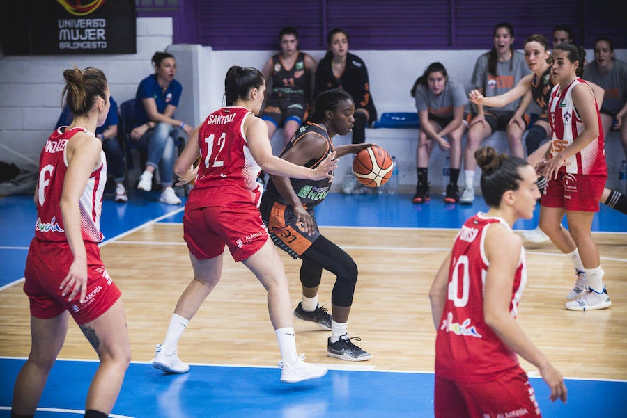 Fotos: Las imágenes del partido entre el Almería 64-58 Patatas Hijolusa