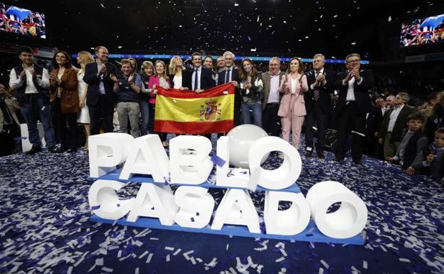 El candidato a la presidencia del Gobierno por el PP, Pablo Casado (c), junto al resto de candidatos, durante el acto de cierre de campaña.