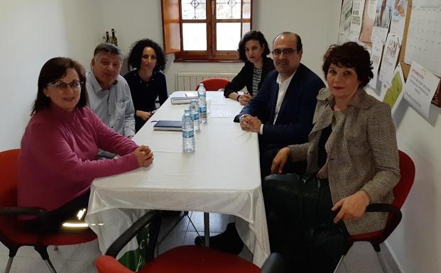 El candidato del PP a la Alcaldía de Ponferrada, Marco Morala, en la reunión mantenida con los responsables de la AECC.