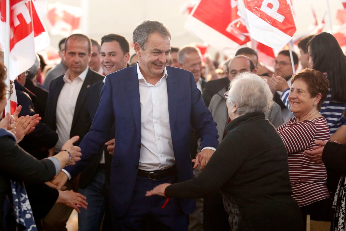 El expresidente del Gobierno José Luis Rodríguez Zapatero participa en el cierre de campaña del PSOE de Castilla y León en la capital leonesa. Junto a él, el cabeza de lista al Congreso, Javier Alfonso Cendón y el candidato a la presidencia de la Junta, Luis Tudanca