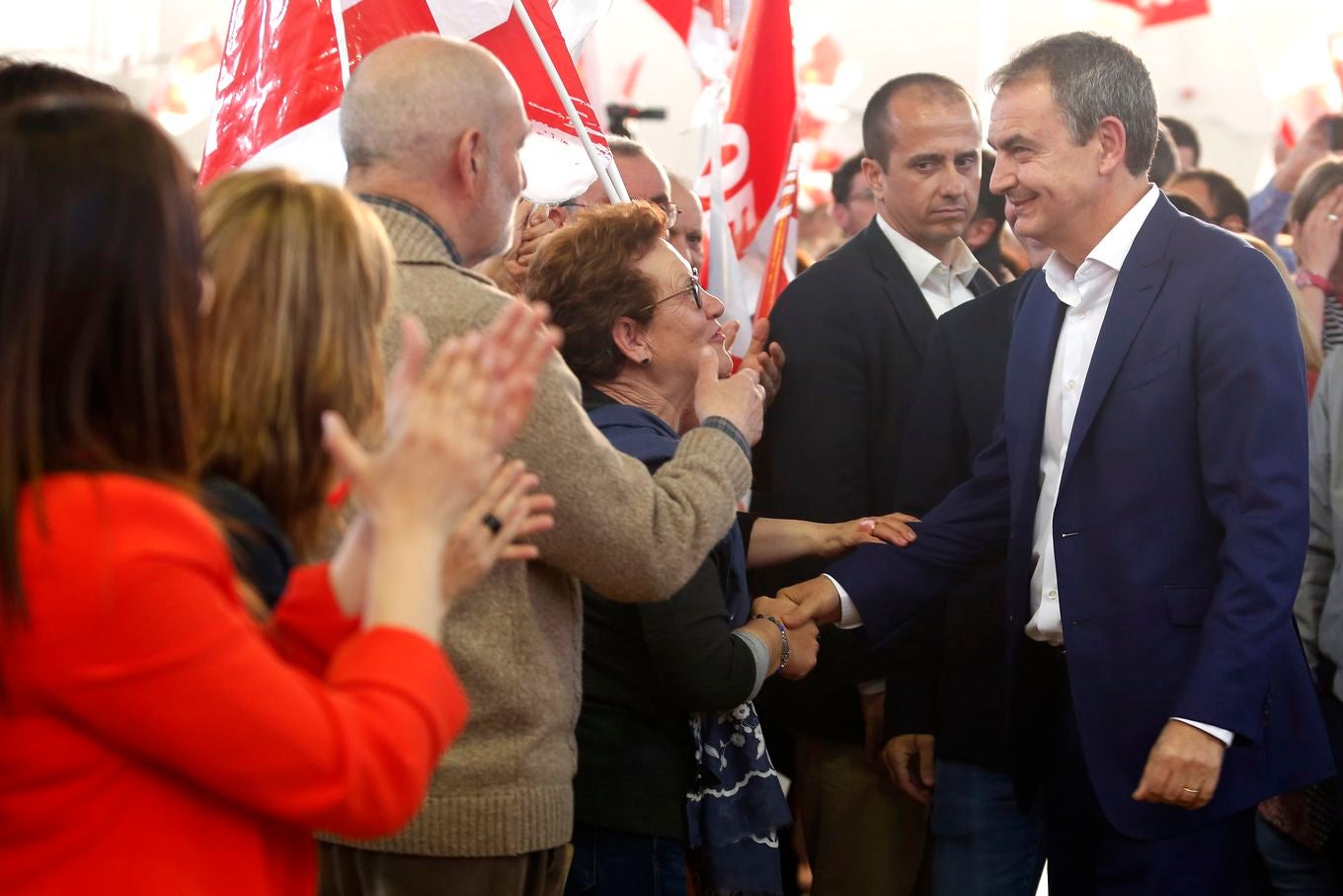 El expresidente del Gobierno José Luis Rodríguez Zapatero participa en el cierre de campaña del PSOE de Castilla y León en la capital leonesa. Junto a él, el cabeza de lista al Congreso, Javier Alfonso Cendón y el candidato a la presidencia de la Junta, Luis Tudanca