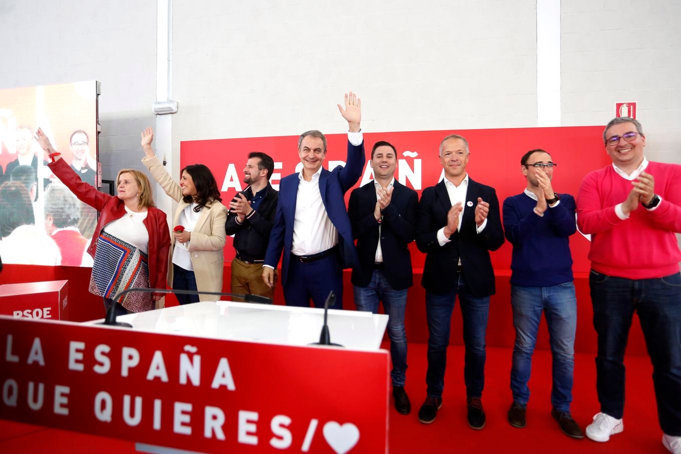 El expresidente del Gobierno José Luis Rodríguez Zapatero participa en el cierre de campaña del PSOE de Castilla y León en la capital leonesa. Junto a él, el cabeza de lista al Congreso, Javier Alfonso Cendón y el candidato a la presidencia de la Junta, Luis Tudanca