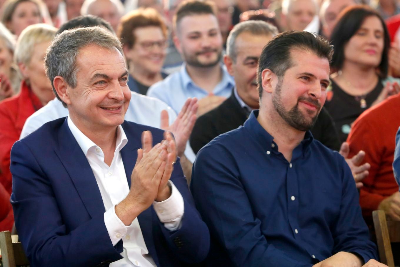 El expresidente del Gobierno José Luis Rodríguez Zapatero participa en el cierre de campaña del PSOE de Castilla y León en la capital leonesa. Junto a él, el cabeza de lista al Congreso, Javier Alfonso Cendón y el candidato a la presidencia de la Junta, Luis Tudanca