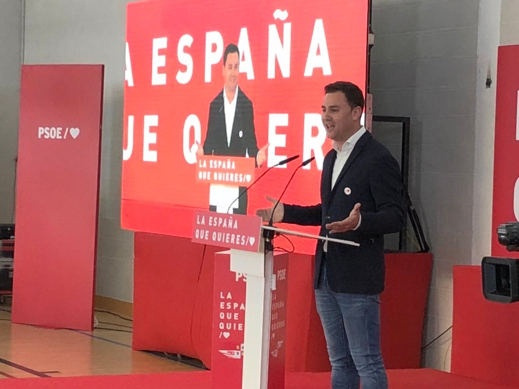 El expresidente del Gobierno José Luis Rodríguez Zapatero participa en el cierre de campaña del PSOE de Castilla y León en la capital leonesa. Junto a él, el cabeza de lista al Congreso, Javier Alfonso Cendón y el candidato a la presidencia de la Junta, Luis Tudanca