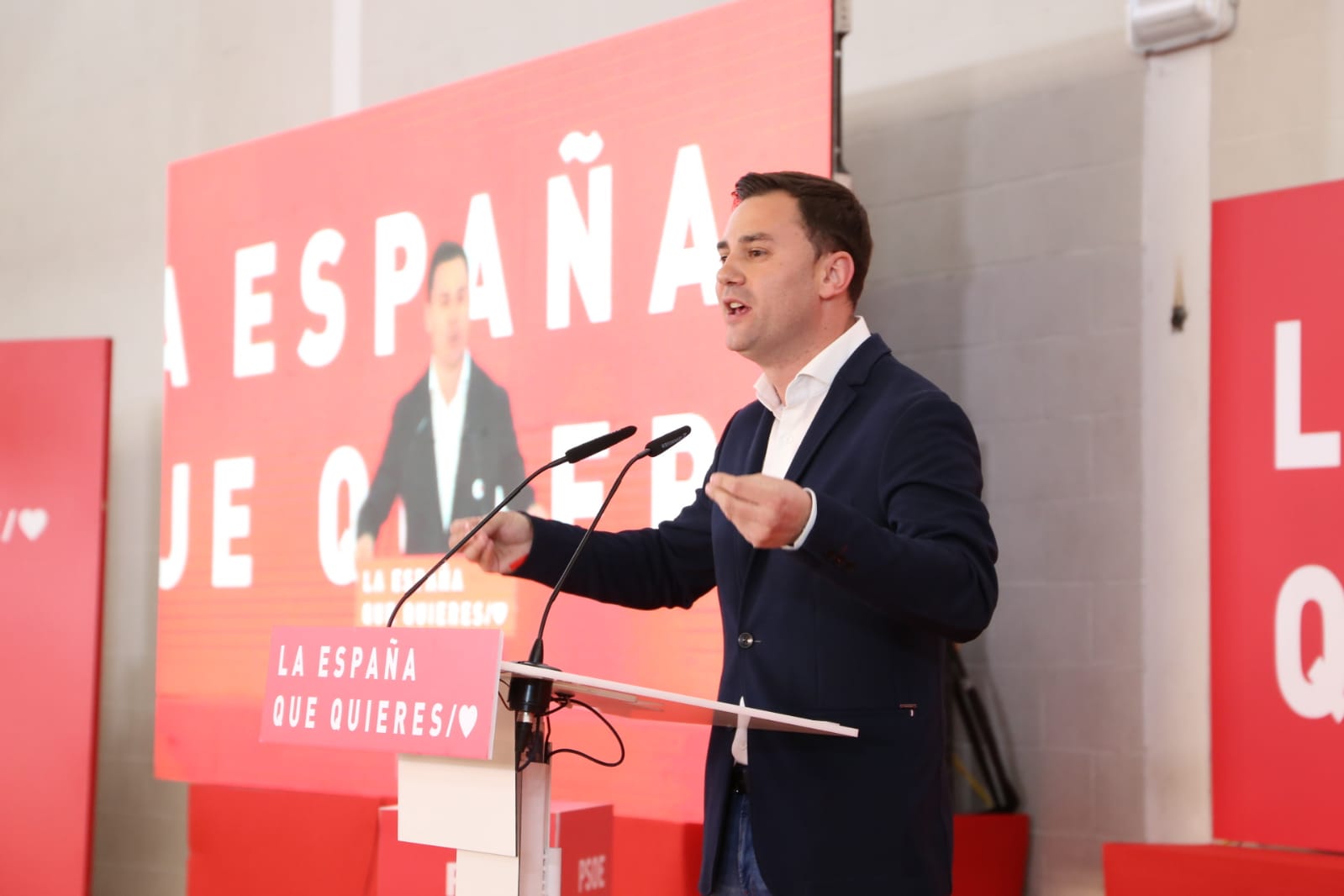 El expresidente del Gobierno José Luis Rodríguez Zapatero participa en el cierre de campaña del PSOE de Castilla y León en la capital leonesa. Junto a él, el cabeza de lista al Congreso, Javier Alfonso Cendón y el candidato a la presidencia de la Junta, Luis Tudanca