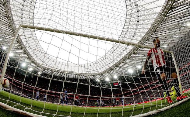 El centrocampista del Athletic de Bilbao, Beñat Etxebarria, tras marcar gol ante el portero del Alavés Fernando Pacheco.