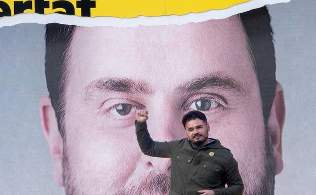 El candidato número dos al Congreso, Gabriel Rufián, participa en el acto final de campaña de ERC en Badalona, con un cartel de Oriol Junqueras al fondo.