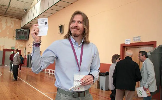 Pablo Fernández, en el momento de ejercer su derecho al voto.