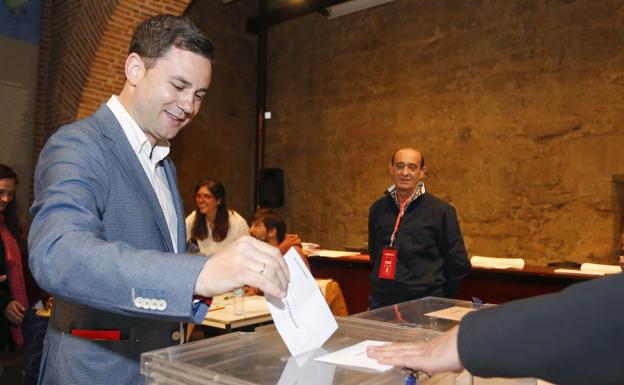 Javier Cendón, en el momento de votar en el Palacio Conde Luna.