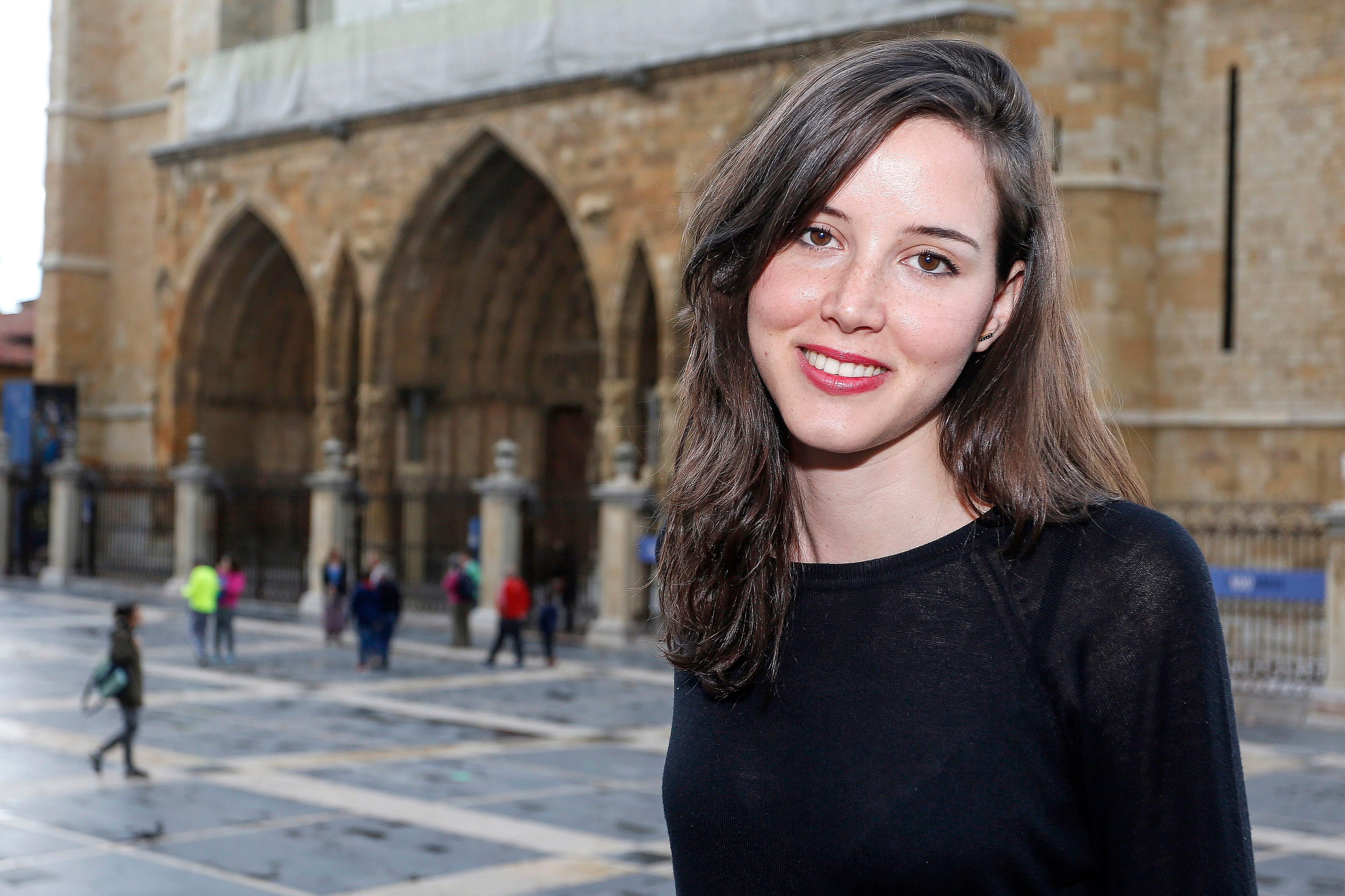 La diputada más joven que llega a Madrid desde Castilla y León asegura que acude con un lema aportado por su familia: «Me dice que aprenda, trabaje duro y mantenga los pies en el suelo»