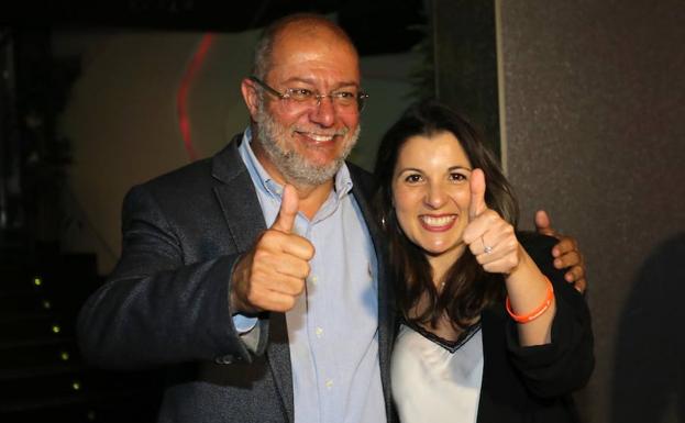 La número uno al Congreso de Ciudadanos por Valladolid, Soraya Mayo, y el candidato de este partido a la Presidencia de la Junta, Francisco Igea, celebran los resultados de esta formación política en las elecciones generales.