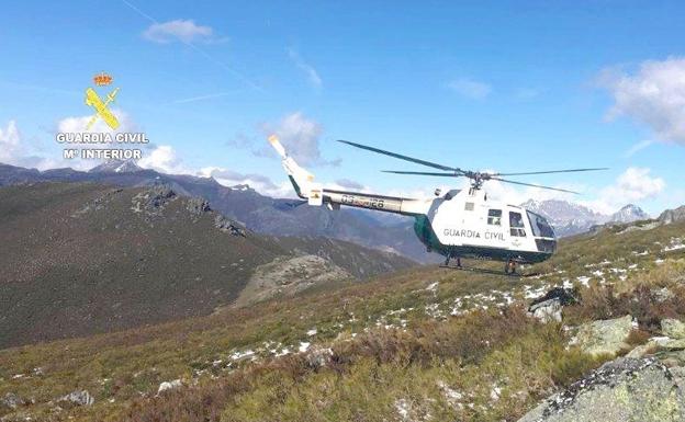 El helicóptero de la Guardia Civil, durante el rescate.