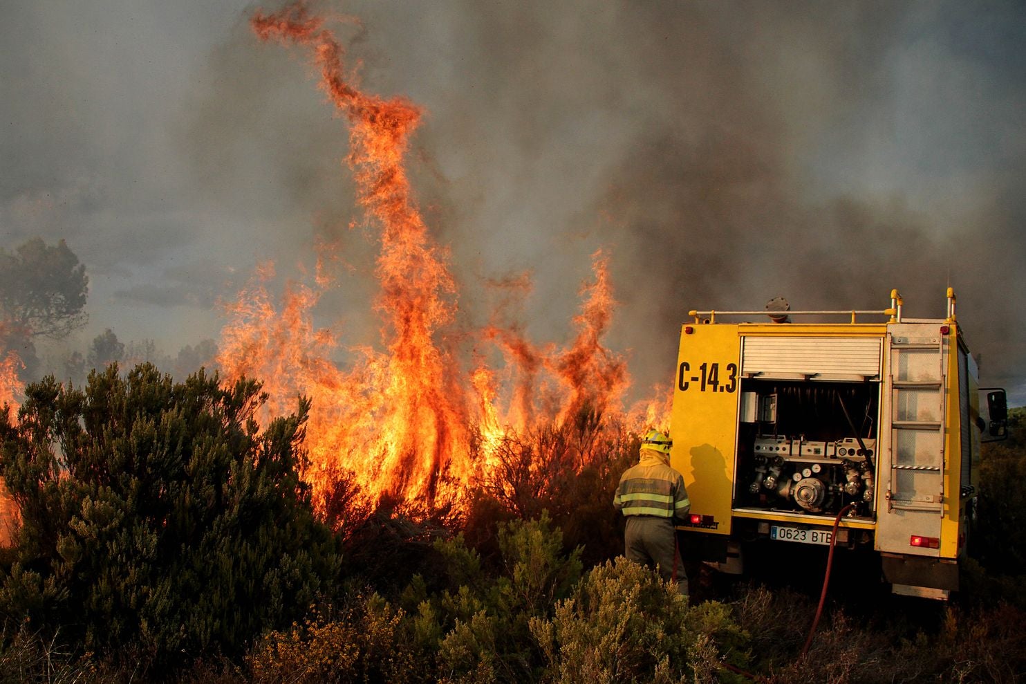 Un rayo provoca un incendio cerca del municipio de Quintana del Castillo