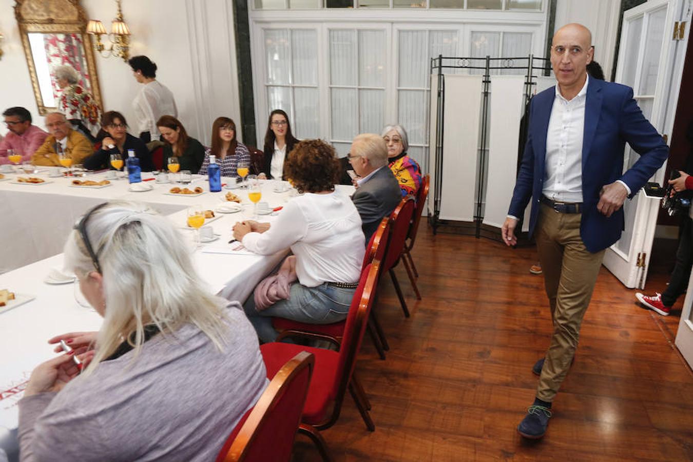 Fotos: Encuentro-desayuno del candidato del PSOE a la Alcaldía de León con asociaciones asistenciales