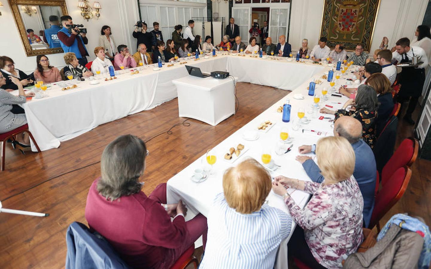 Fotos: Encuentro-desayuno del candidato del PSOE a la Alcaldía de León con asociaciones asistenciales