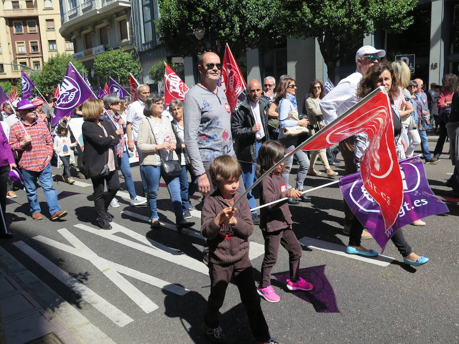 Sindicatos, partidos políticos y colectivos salen a la calle en León capital este 1 de Mayo para celebrar y reivindicar en el Día del Trabajador, con esperanza en la victoria socialista pero con recelos sobre posibles pactos con el liberalismo