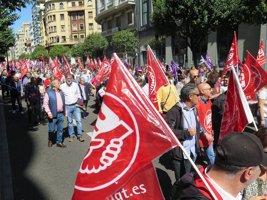 Sindicatos, partidos políticos y colectivos salen a la calle en León capital este 1 de Mayo para celebrar y reivindicar en el Día del Trabajador, con esperanza en la victoria socialista pero con recelos sobre posibles pactos con el liberalismo