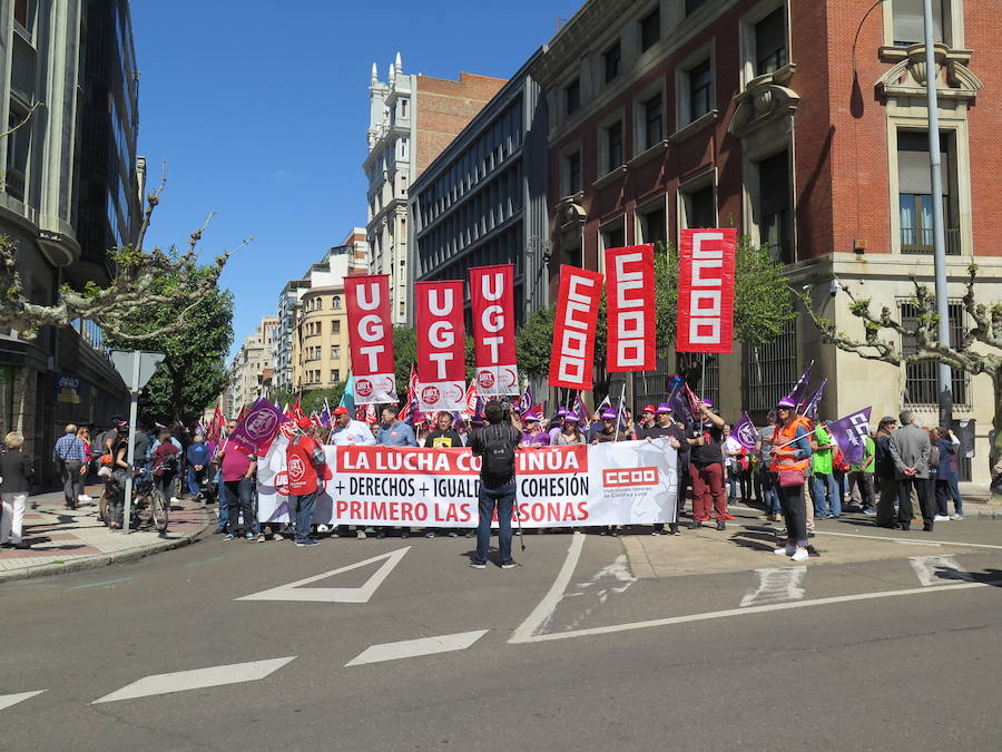 Sindicatos, partidos políticos y colectivos salen a la calle en León capital este 1 de Mayo para celebrar y reivindicar en el Día del Trabajador, con esperanza en la victoria socialista pero con recelos sobre posibles pactos con el liberalismo