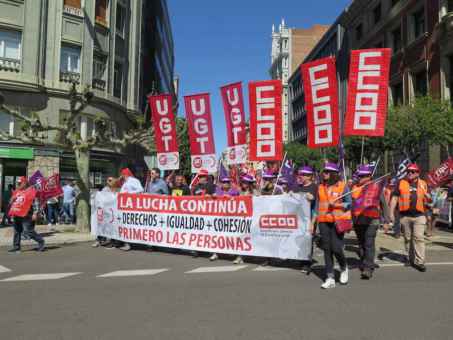 Sindicatos, partidos políticos y colectivos salen a la calle en León capital este 1 de Mayo para celebrar y reivindicar en el Día del Trabajador, con esperanza en la victoria socialista pero con recelos sobre posibles pactos con el liberalismo