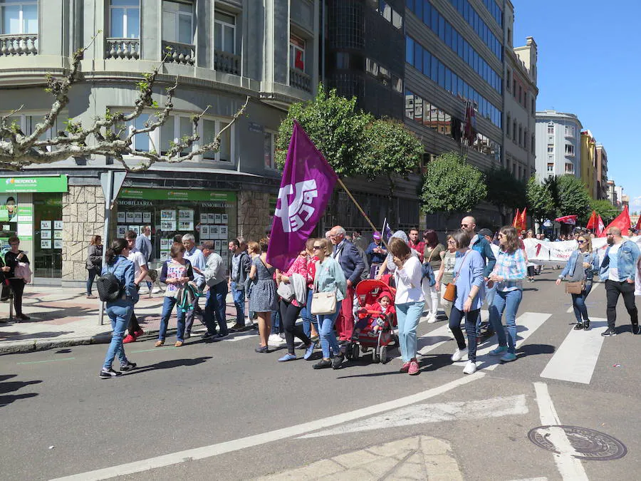 Sindicatos, partidos políticos y colectivos salen a la calle en León capital este 1 de Mayo para celebrar y reivindicar en el Día del Trabajador, con esperanza en la victoria socialista pero con recelos sobre posibles pactos con el liberalismo