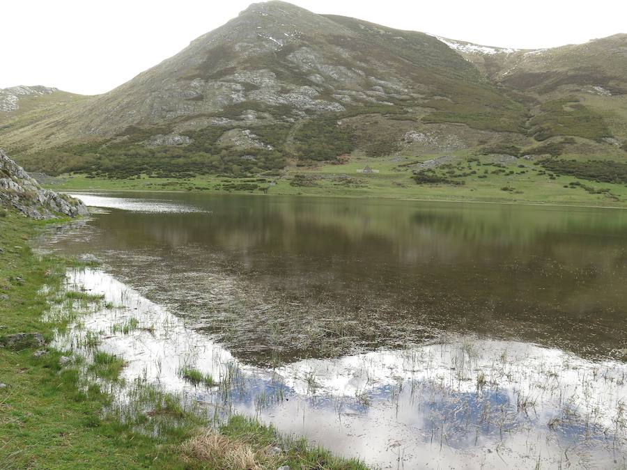 En el triángulo formado entre Isoba, Puebla de Lillo y Cofiñal, el Lago de Isoba y sus cascadas ofrecen un paisaje increíble formado por un antiguo glaciar