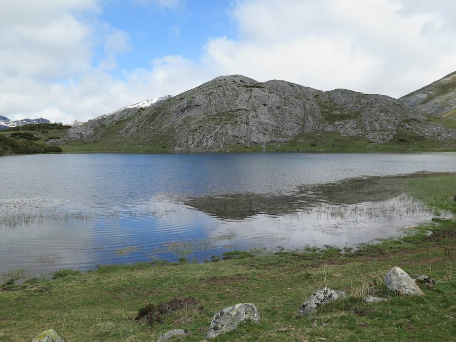 En el triángulo formado entre Isoba, Puebla de Lillo y Cofiñal, el Lago de Isoba y sus cascadas ofrecen un paisaje increíble formado por un antiguo glaciar