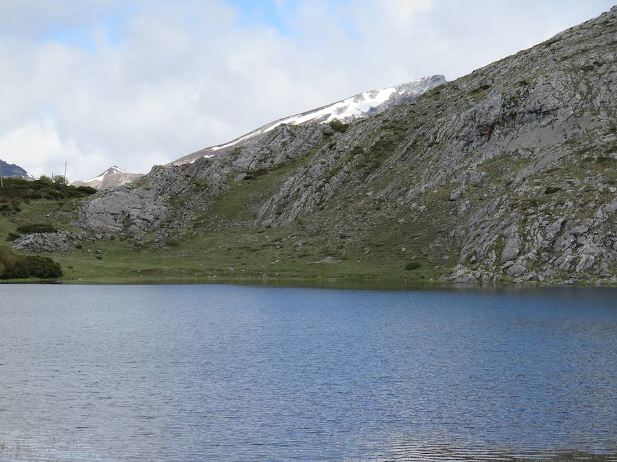 En el triángulo formado entre Isoba, Puebla de Lillo y Cofiñal, el Lago de Isoba y sus cascadas ofrecen un paisaje increíble formado por un antiguo glaciar