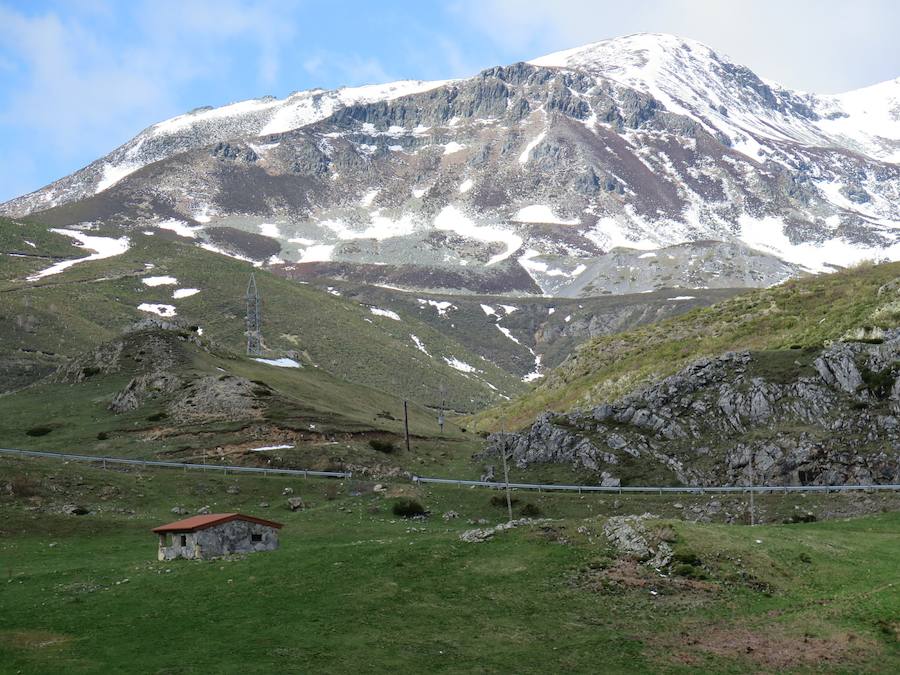 En el triángulo formado entre Isoba, Puebla de Lillo y Cofiñal, el Lago de Isoba y sus cascadas ofrecen un paisaje increíble formado por un antiguo glaciar