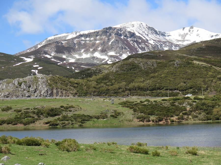 En el triángulo formado entre Isoba, Puebla de Lillo y Cofiñal, el Lago de Isoba y sus cascadas ofrecen un paisaje increíble formado por un antiguo glaciar