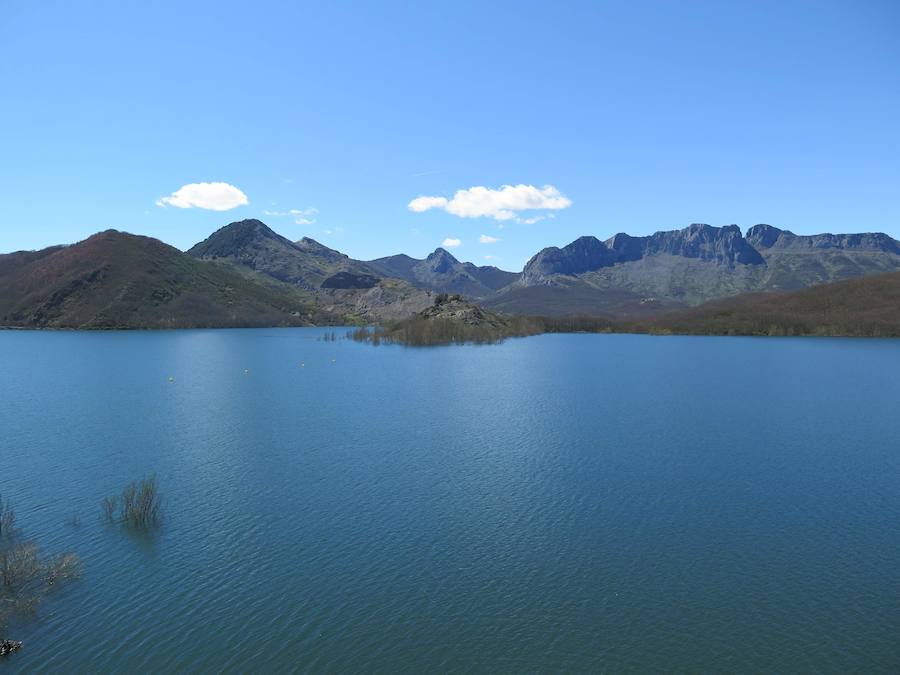 En el triángulo formado entre Isoba, Puebla de Lillo y Cofiñal, el Lago de Isoba y sus cascadas ofrecen un paisaje increíble formado por un antiguo glaciar