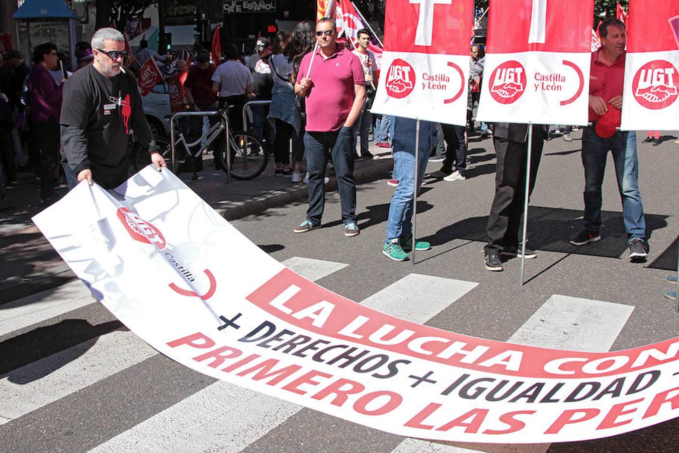 Sindicatos, partidos políticos y colectivos salen a la calle en León capital este 1 de Mayo para celebrar y reivindicar en el Día del Trabajador, con esperanza en la victoria socialista pero con recelos sobre posibles pactos con el liberalismo