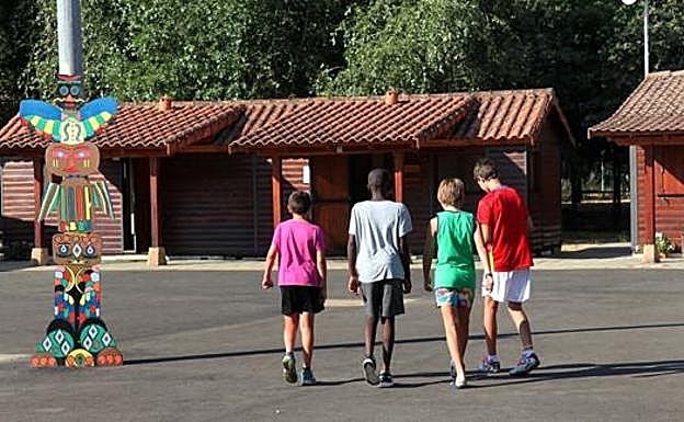 Jóvenes en el Coto Escolar.