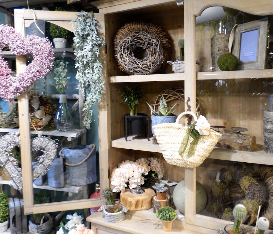 Flores, plantas y regalos a precios inigualables con los que sorprender con un regalo sorprendente y original en este Día de la madre. Cualquier regalo para decoración del hogar está disponible en 'El Capricho'. 