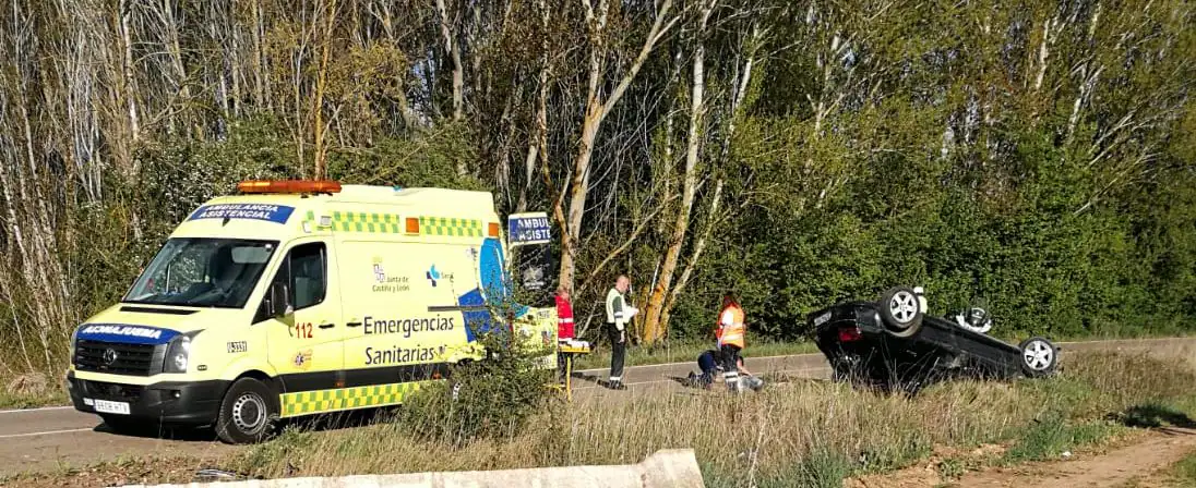 Fotos: Tres heridos en el vuelco de un coche en la LE-5503 entre Llamas de la Ribera y Quintanilla