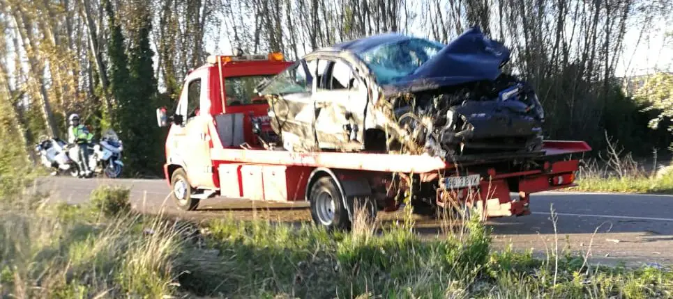 Fotos: Tres heridos en el vuelco de un coche en la LE-5503 entre Llamas de la Ribera y Quintanilla