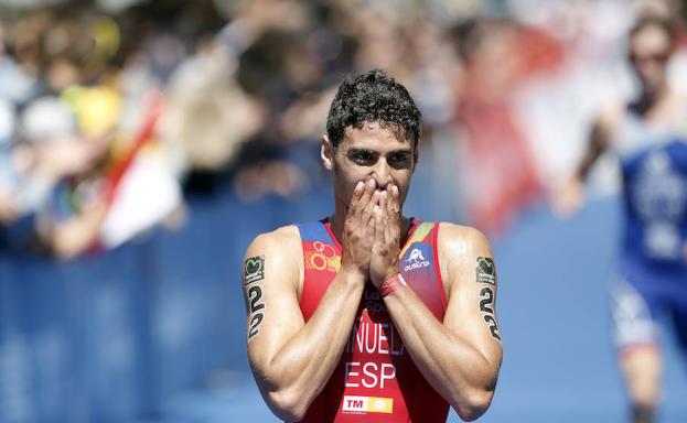 Los triatleta leonés, tras cruzar la línea de foto.