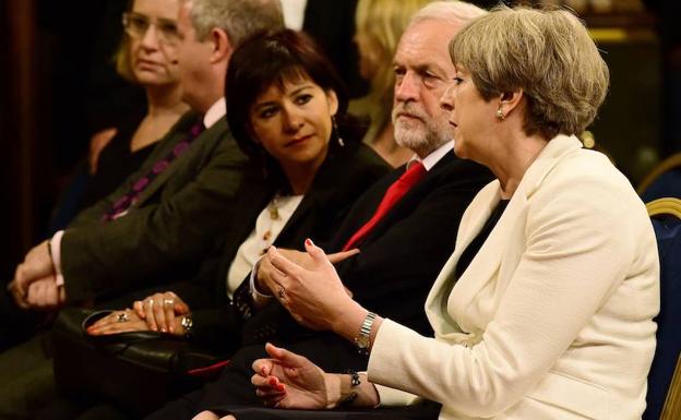 Theresa May sentada junto a Jeremy Corbyn. 