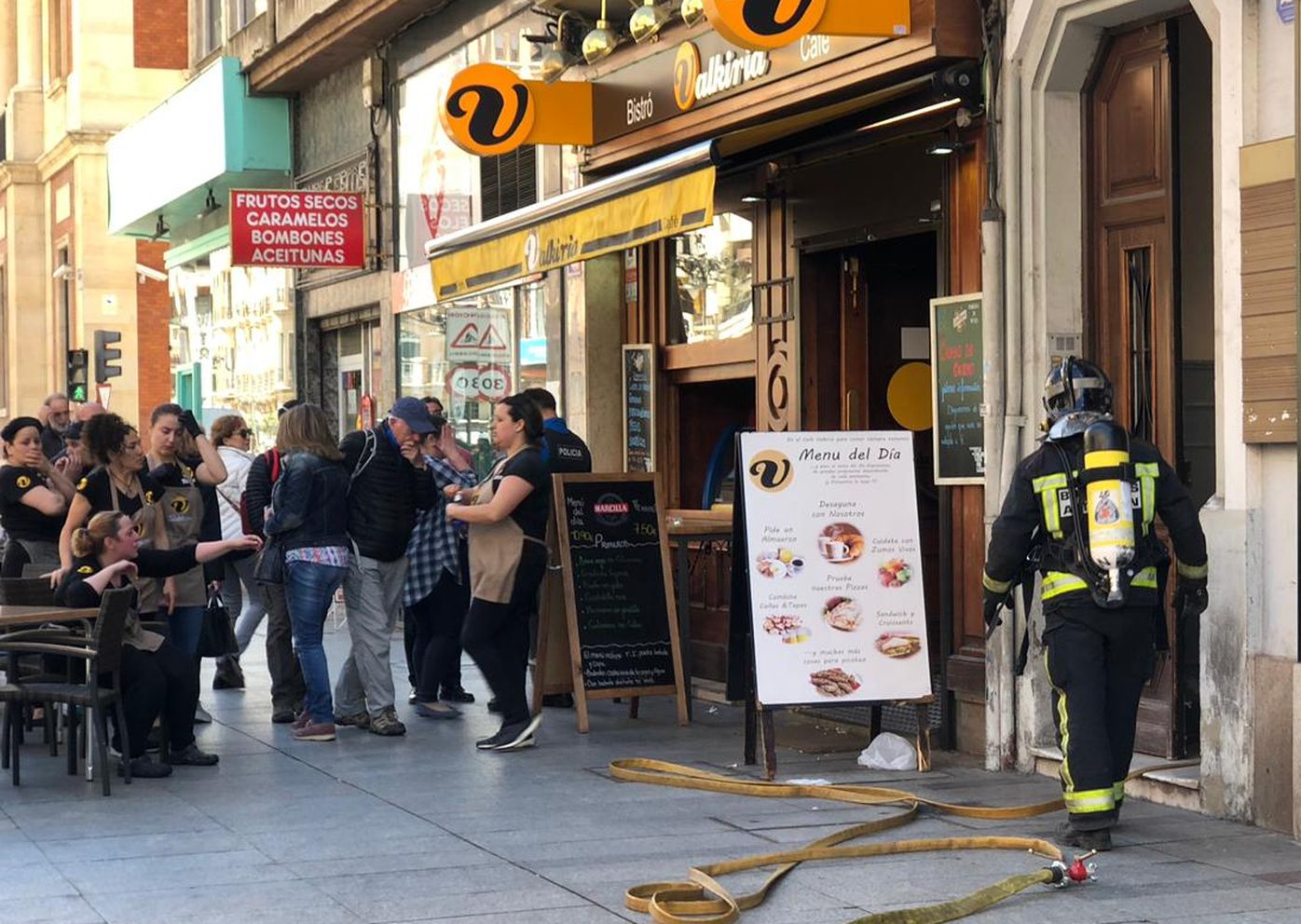 El incendio en una cafetería en Ordoño II obliga a intervenir a Bomberos León
