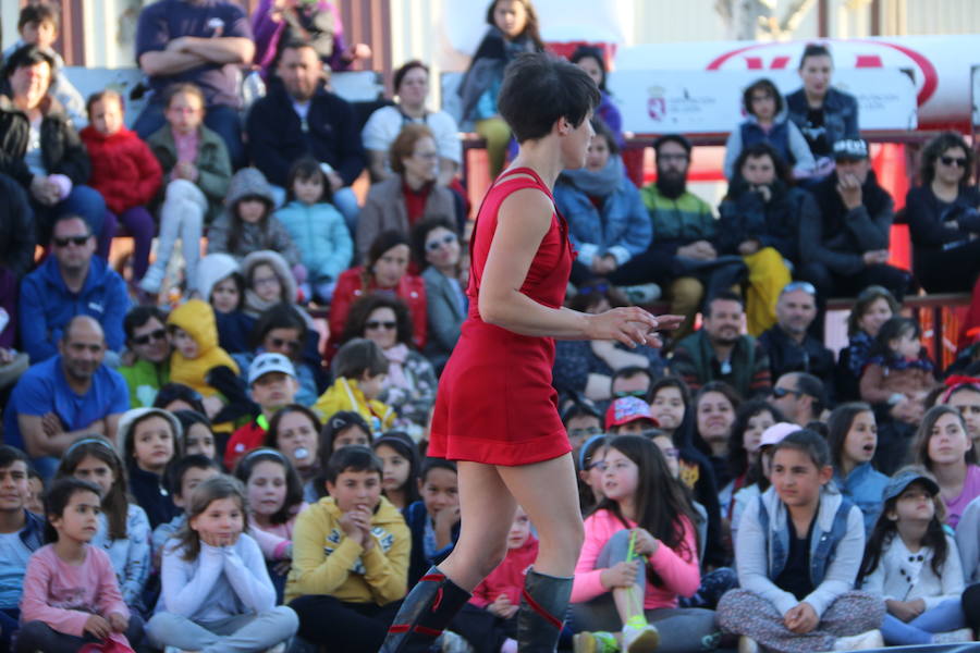 El espectáculo 'Soy ellas' de la compañía Rojo telón triunfa en el Festival de Circo de Villaquilambre con impresionantes acrobacias en el suelo y una escenografía completa con diferentes elementos en las alturas