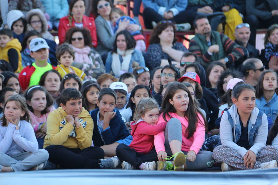 El espectáculo 'Soy ellas' de la compañía Rojo telón triunfa en el Festival de Circo de Villaquilambre con impresionantes acrobacias en el suelo y una escenografía completa con diferentes elementos en las alturas