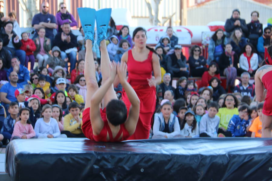 El espectáculo 'Soy ellas' de la compañía Rojo telón triunfa en el Festival de Circo de Villaquilambre con impresionantes acrobacias en el suelo y una escenografía completa con diferentes elementos en las alturas