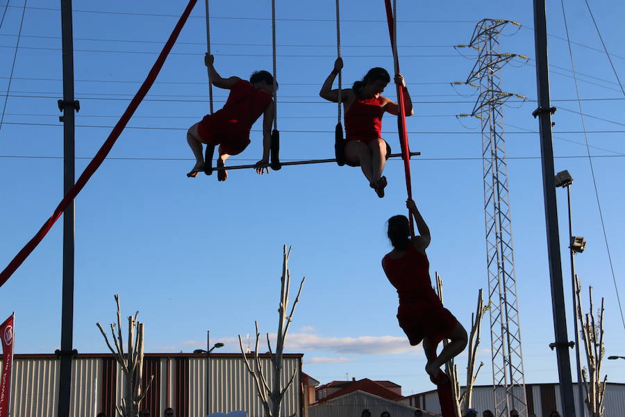 El espectáculo 'Soy ellas' de la compañía Rojo telón triunfa en el Festival de Circo de Villaquilambre con impresionantes acrobacias en el suelo y una escenografía completa con diferentes elementos en las alturas