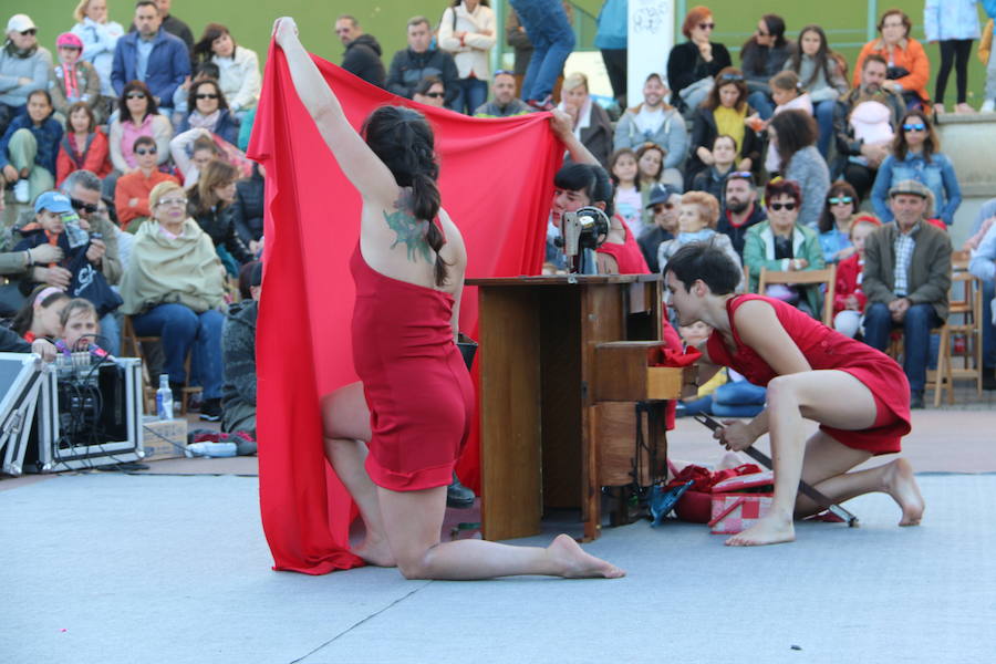 El espectáculo 'Soy ellas' de la compañía Rojo telón triunfa en el Festival de Circo de Villaquilambre con impresionantes acrobacias en el suelo y una escenografía completa con diferentes elementos en las alturas